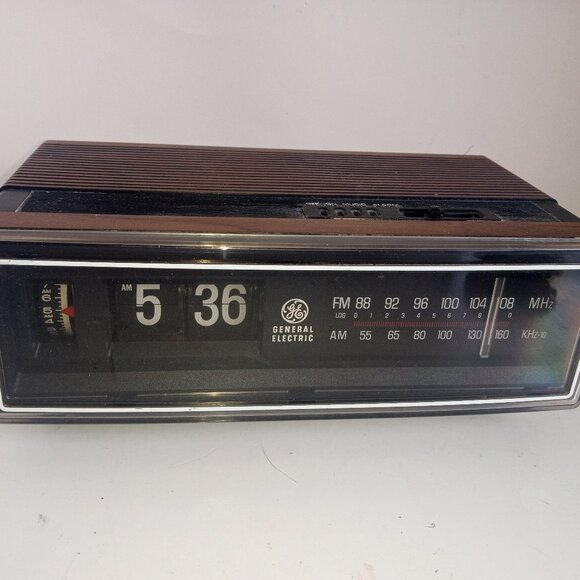 Vintage GE Alarm Clock AM/FM Radio Flip Dial 7-4305D Date Code 4130 - Picture 1 of 9